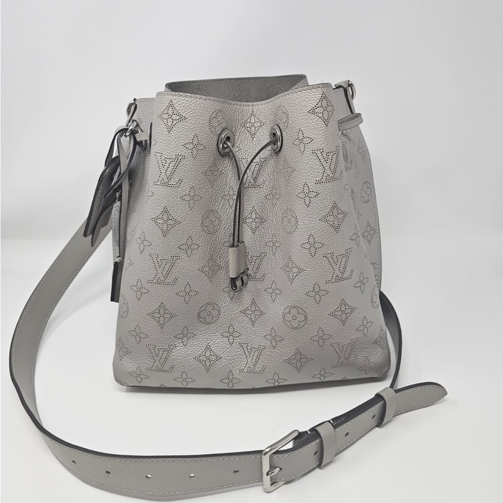 Louis Vuitton Muria Product ID : M58788
Material:  Mahina Color: Light Gray